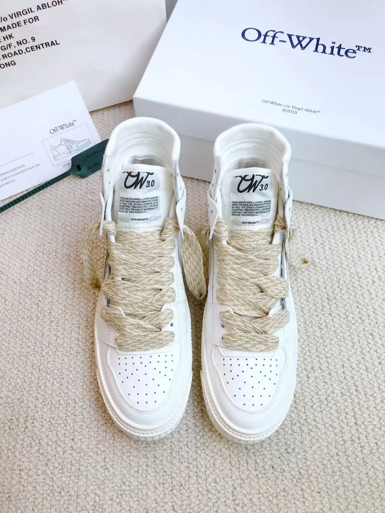 Men's shoes💰620 OFF WHITE ⚡️Couple style⚡️🍓New color🍓 The latest spring model of Gaobang street casual Martin style masterpiece, released the highest quality version on the market 👊 Series original mold opening, original lasting, production technology 1:1 original ➰🔜The best choice for more and more celebrities and Internet celebrities🔸In the classics Changes in the code🔸Innovate in the trend🔸Strive to break away from the shackles of bad street design🔝Although he is not the originator of fashion design, he is definitely a shining dark horse in avant-garde design🐴🆙Do not follow the trend🔅Not universal beauty🔅 Fabric💯First-layer cowhide Lining💯Imported skin-friendly and environmentally friendly polyester mesh Foot pads💯Original molded high-elastic environmentally friendly molding pads Midsole💯Original sleeve lasting process Outsole💯Rubber outsole Packaging💯Official website synchronizes a full set of packaging (brand wrapping paper, brand certificate, brand bag) code number 35-44, 45 customized